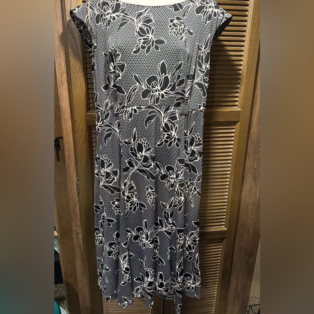 Shelby & Palmer Monochrome Floral Pattern Dress